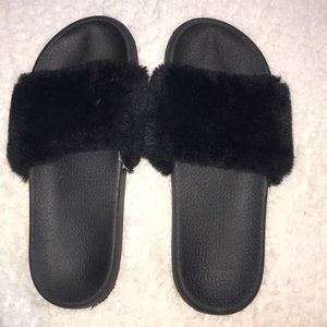 NEW, Black Fuzzy Slides⚡️